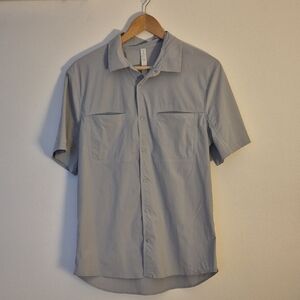 Lululemon Men's Short Sleeve Button-Down Shirt - Size Medium - Gray